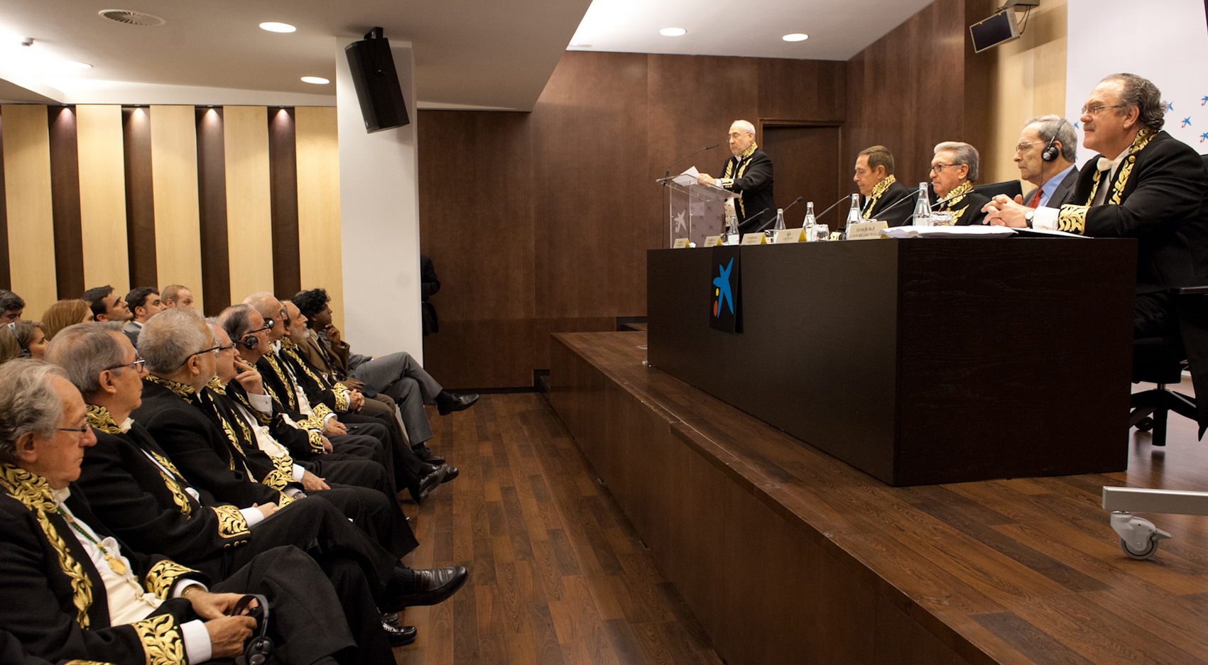 Dr. Joseph Stiglitz académico correspondiente de la RACEF durante su conferencia en el Palau Macaya sobre la austeridad