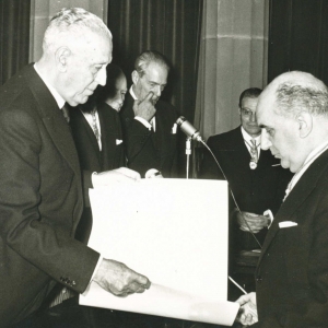 El Dr. Pedro Gual Villalvi entrega al Dr. Antonio Polo el diploma con motivo de su ingreso en la RACEF (26-11-1961) - 26/11/1961