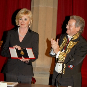 Excma. Sra. Dña. Liz Mohn, Presidenta de la Fundación Bertelsman recibe la medalla de honor de la RACEF - 16/10/2008