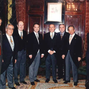 Foto de familia en el ingreso del Dr. Ramón Poch. Aparecen de izquierda a derecha: el Sr. José Ma. Gassó (del Instituto de Censores Jurados de Cuentas), Dr. García Cairó, Dr. Pifarré, Dr. Poch, Dr. Gascón, Dr. Hortalà, Dr. Cervera, y Dr. Casajuana - 16/01/1997