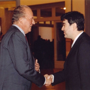 Foto de familia con ocasión de la visita de S.M. el Rey Juan Carlos i a la sede social de nuestro Real Corporación, 2004-02-16  - 16/02/2004