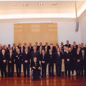 Foto de familia con ocasión de la visita de S.M. el Rey Juan Carlos i a la sede social de nuestro Real Corporación, 2004-02-16 - 16/02/2004