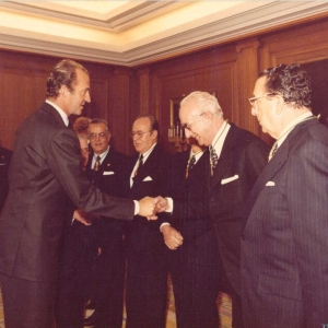 Foto de familia con ocasión de la entrega de la medalla de honor a S.M.el Rey Juan Carlos I, 20-11-1981  - 20/11/1981