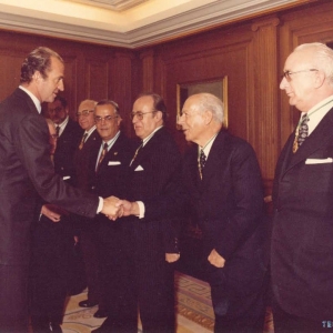 Foto de familia con ocasión de la entrega de la medalla de honor a S.M.el Rey Juan Carlos I, 20-11-1981  - 20/11/1981